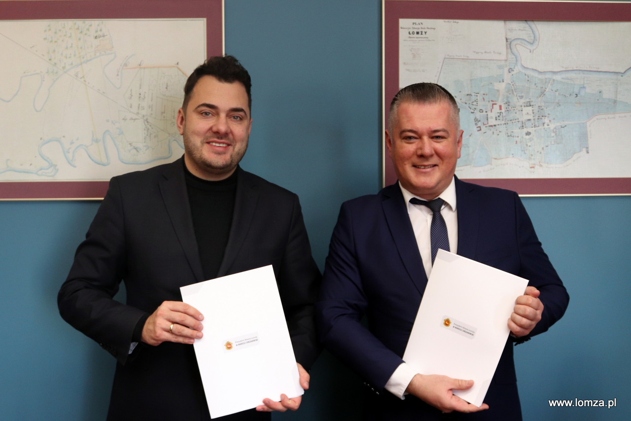 umowę podpisali prezydent Mariusz Chrzanowski i Tomasz Saj, pełnomocnik spółki CREOBUS z Redzikowa 
