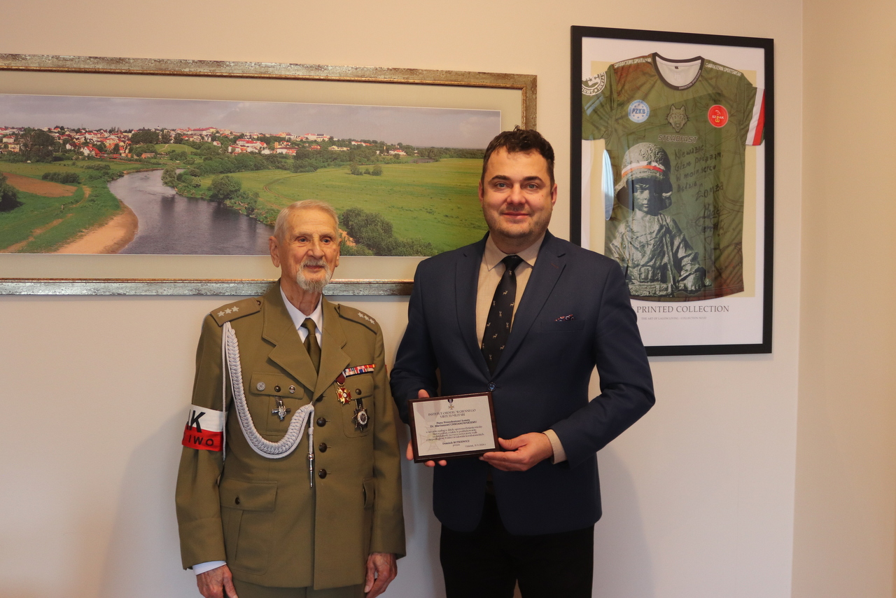 Por. Jan Witkowski i prezydent Łomży Mariusz Chrzanowski