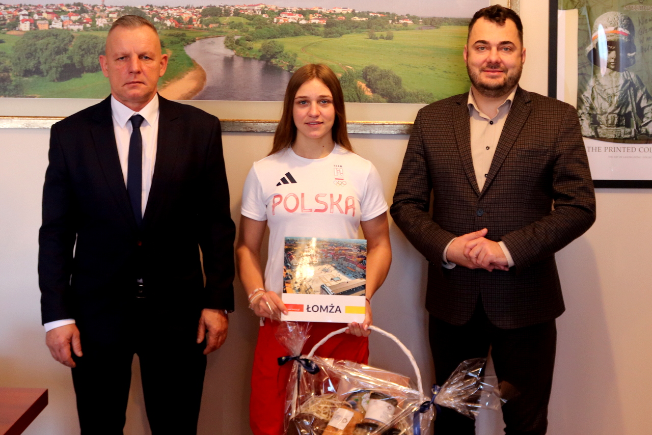 Od lewej: wiceprezes PZB Zbigniew Maleszewski, Julia Szeremeta i prezydent Łomży Mariusz Chrzanowski
