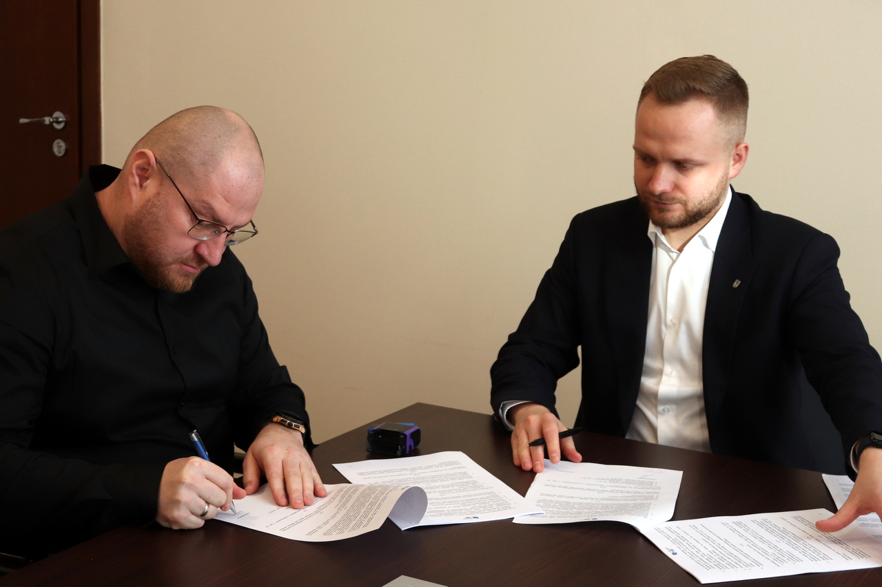 podpisanie umowy z firmą Embrus Budownictwo na modernizację infrastruktury w mieście Łomża