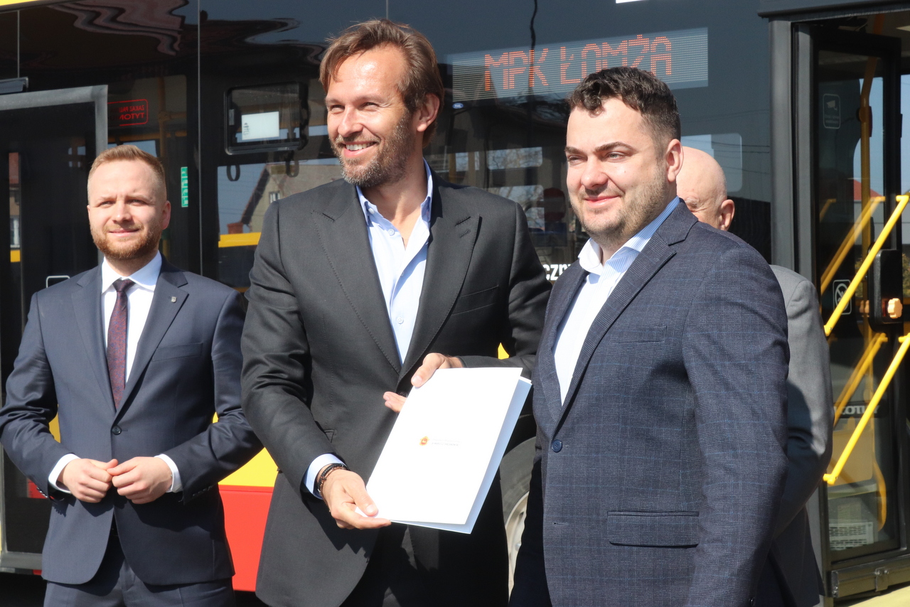 Prezes zarządu Busnex Poland Sp. z o.o. Marcin Kucharski i prezydent Łomży Mariusz Chrzanowski