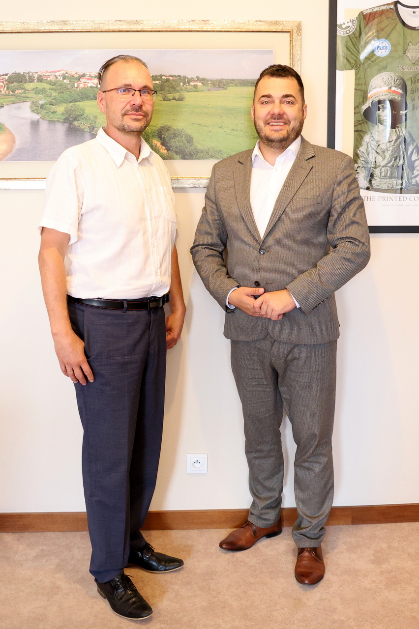 Dariusz Wasilewski z Fundacji Obowiązek Polski i prezydent Łomży Mariusz Chrzanowski