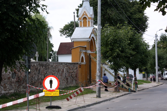 Pod cmentarną bramą stanęły podpory