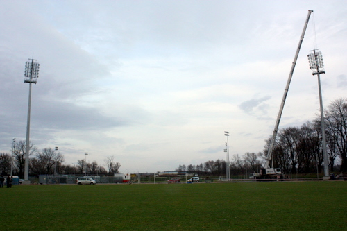 Jupitery oświetlą stadion wiosną, ale już stoją