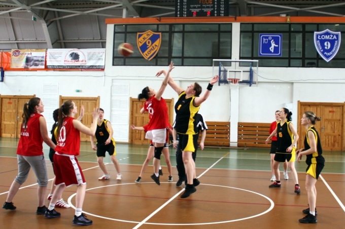 Kobiety zagrały w koszykówkę