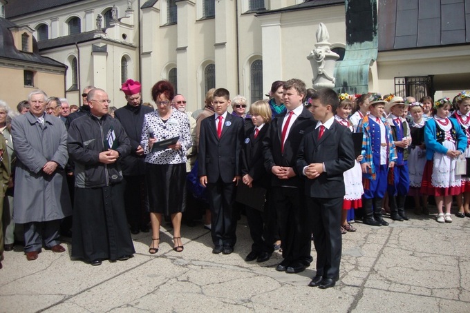 Uczniowie z SP 5 obok Sybiraków na Jasnej Górze