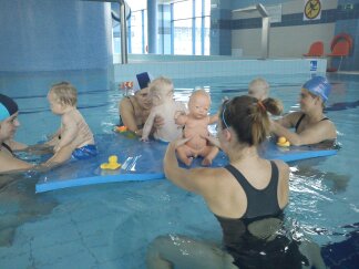 Nauka pływania niemowląt i małych dzieci