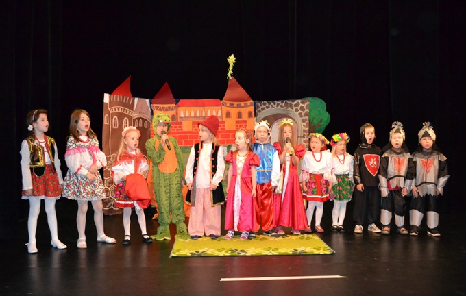 Dzieci  Teatrzyku Dziecięcego „Muszelka”  na  scenie Teatru Lalki i Aktora w Łomży