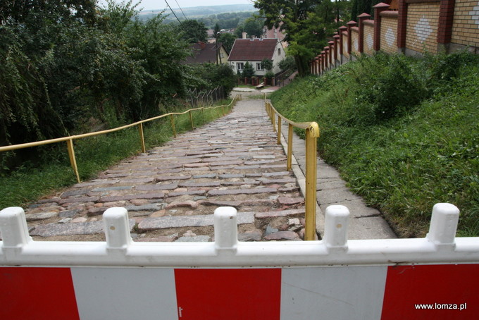Ruszyła przebudowa kamiennych schodków