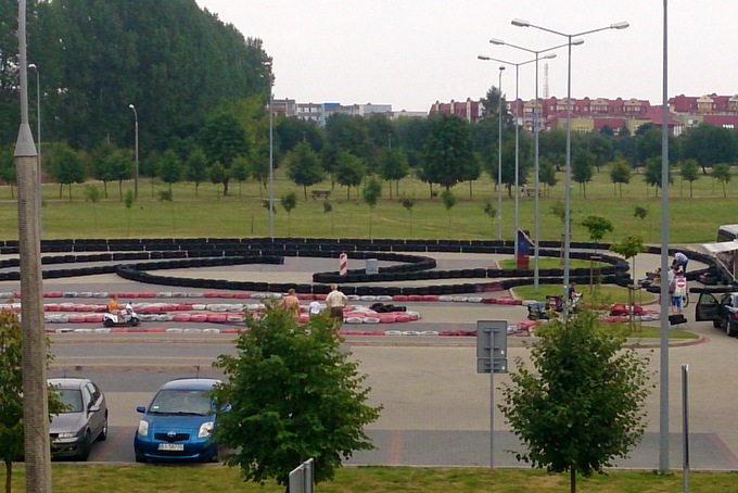 Tor gokartowy na parkingu Pływalni Miejskiej Nr 2