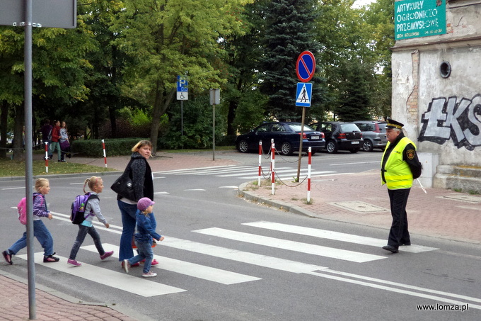 Strażnicy pomagają dzieciom bezpiecznie dotrzeć do szkoły