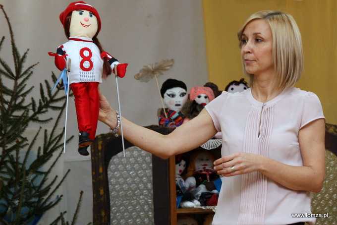 Głosowanie na lalkę ZSS w Łomży w projekcie UNICEF
