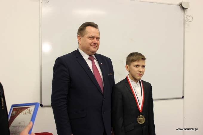 Straż Pożarna w Łomży o zagrożeniu zatrucia czadem. „Młody Bohater” otrzymał medal od wiceministra