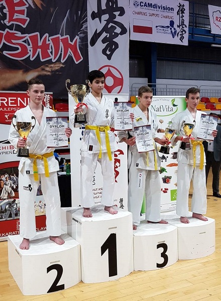 Medale zawodników Łomżyńskiego Klubu Karate podczas Pucharu Polski w Karate  Kyokushin