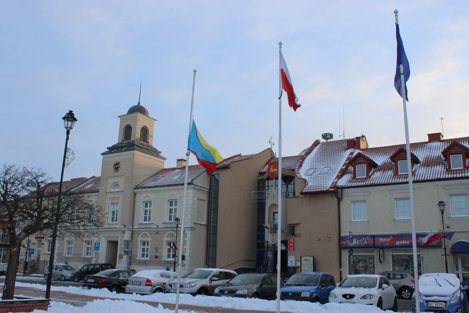 Flagi w mieście opuszczone do połowy
