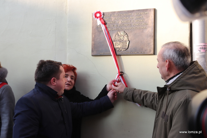 Tablica w hołdzie nauczycielom i uczniom tajnego nauczania