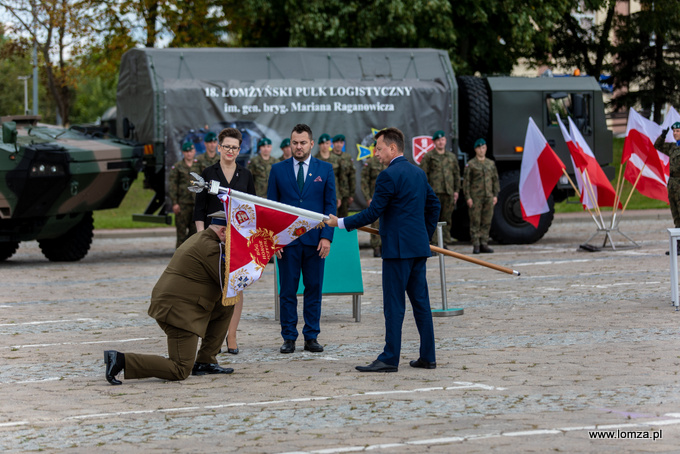 Sztandar uroczyście nadany