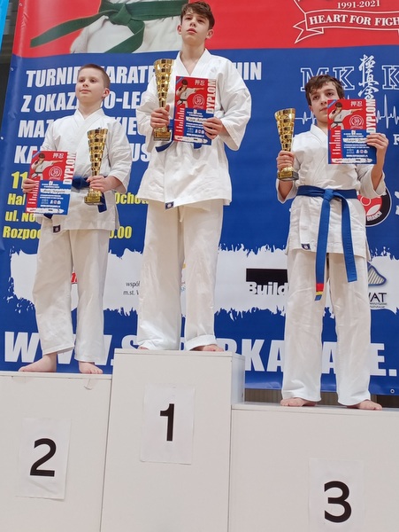 Podium zawodników Łomżyńskiego Klubu Karate