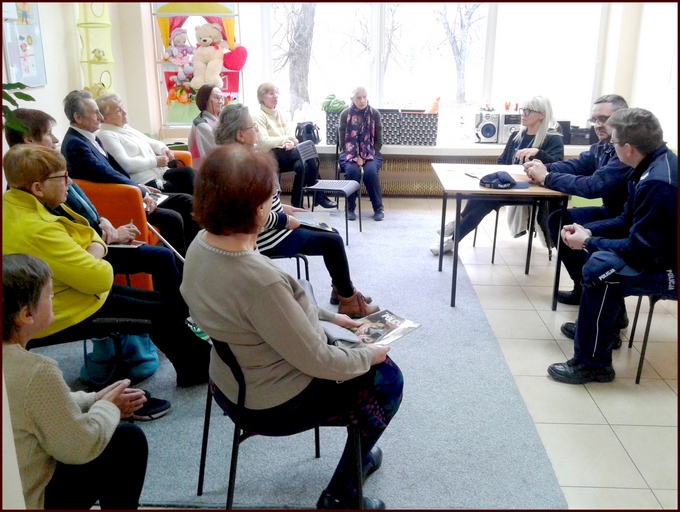 Bezpieczny senior w bibliotece