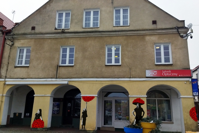 Różane kapelusze na filarach Galerii Pod Arkadami