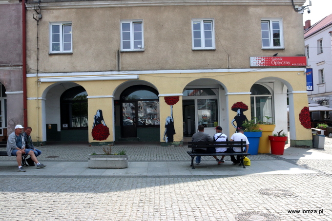 Różane kapelusze zdobią filary przy Galerii Pod Arkadami