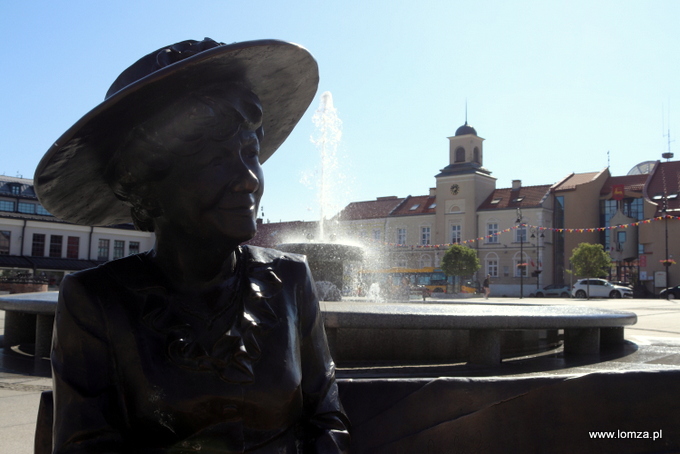 Hanka Bielicka usiadła przy fontannie na Starym Rynku
