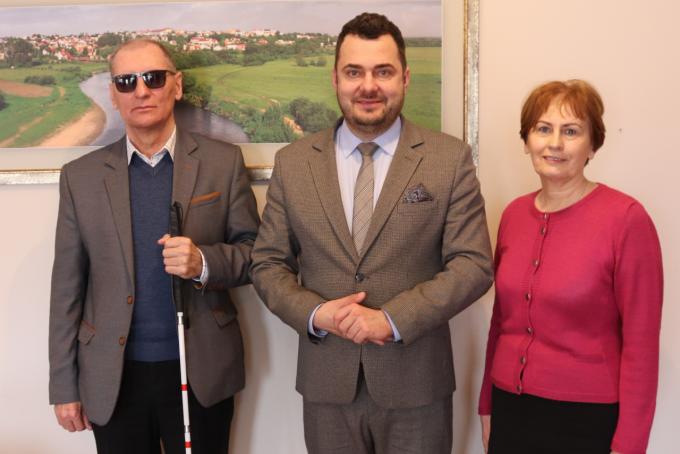 Ukłon prezydenta Chrzanowskiego w stronę osób niewidomych, głuchoniemych i kombatantów