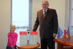 Prezydent Łomży Mieczysław Czerniawski i autorka makiety Julia Gołaszewska