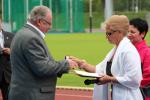 fot. Marek Norowski
medal wręcza Prezydentowi Łomży prezes łomżyńskiego oddziału Wspólnoty Polskiej Hanka Gałązka