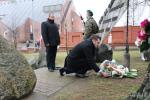 Prezydent Łomży składa wieniec  pod pomnikiem 