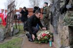 kwiaty pod pomnikiem poświęconym Ofiarom Katastrofy Smoleńskiej złożył Prezydent Łomży Mariusz Chrzanowski