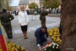 Prezydent Łomży składa kwiaty pod Pomnikiem Żołnierzy 33. Pułku Piechoty