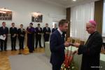 Alumni pierwszego roku odebrali indeksy z rąk biskupa łomżyńskiego Janusza Stepnowskiego