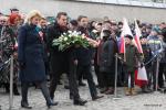 Symboliczny wieniec pod tablicą upamiętniającą Leona Kaliwodę składa Prezydent Łomży Mariusz Chrzanowski. Towarzyszą mu zastępcy - Agnieszka Muzyk i Andrzej Garlicki