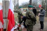 Prezydent Łomży wraz z zastępcami składa kwiaty w Miejscach Pamięci Narodowej