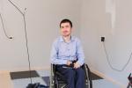Mateusz Piaszczyk - grafik komputerowy i jedna z czterech osób z niepełnosprawnością, która znalazła pracę w salonie wirtualnej rozrywki.