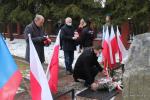 kwiaty przed pomnikiem Bohaterów Powstania Styczniowego złożyli m.in. przedstawiciele władz Łomży