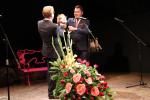 Prezydent Łomży Mariusz Chrzanowski przekazuje symboliczną kukłę na ręce dyrektora TLiA Jarosława Antoniuka
