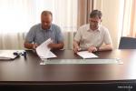 umowę na przebudowę ul. Kasztelańskiej podpisali prezes ŁPRI Sławomir Lipiński i zastępca prezydenta Łomży Andrzej Garlicki