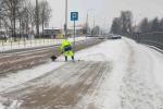Pracownicy Zakładu Dróg i Zieleni podczas zimowej akcji odśnieżania (fot. archiwum MPGKiM Łomża)
