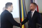 Prezydent Mariusz Chrzanowski gratuluje nowemu zastępcy Piotrowi Serdyńskiemu