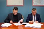 umowę podpisali prezydent Mariusz Chrzanowski i Tomasz Saj, pełnomocnik spółki CREOBUS z Redzikowa 