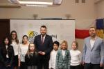 Laureaci konkursu z prezydentem Łomży Mariuszem Chrzanowskim i redaktorem naczelnym 