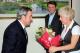 Wiceprezydent Mirosława Kluczek wręcza Panu Arturo Mari bukiet kwiatów