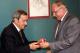 Prezydent Mieczysław Czerniawski wręczył Arturo Mari srebrną monetę o nominale 40 Jantarów