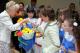 Wiceprezydent Mirosława Kluczek obdarowuje dzieci z Białorusi pamiątkowymi piłeczkami