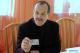 Aleksander Plaga z wylicytowanym biletem