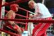 trener BKS Tiger Łomża Zbigniew Maleszewski w narożniku z jednym ze swoich podopiecznych