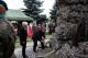 Zastępca Prezydenta Mirosława Kluczek i przewodniczący Rady Miejskiej Łomży Maciej Borysewicz składają kwiaty pod pomnikiem 33. Pułku Piechoty na terenie jednostki wojskowej