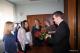 Prezydent Łomży wręcza symboliczne róże pracownicom UM.